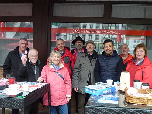 SPD Stand in Adenau gut gelaunt im Wahlkampf